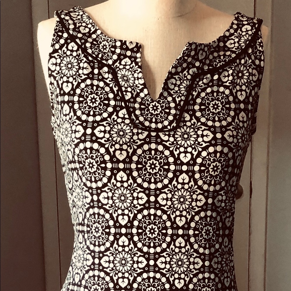 WHBM BLACK AND WHITE SLEEVELESS DRESS